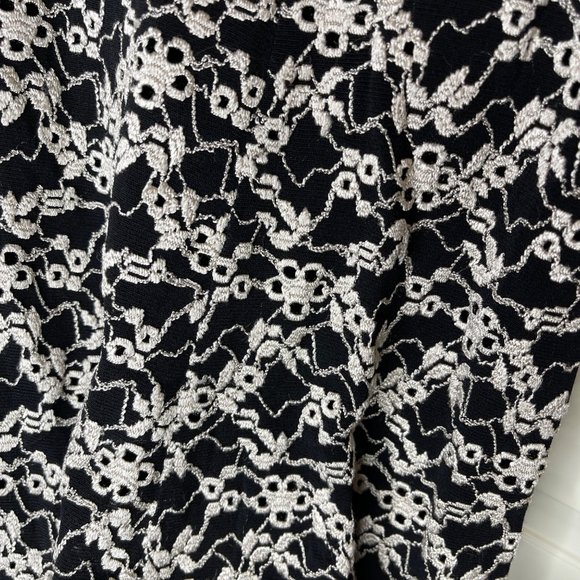 CAbi Skirt Black White Elastic Lace Floral Embroidered Size S Small Stretch - Picture 4 of 12